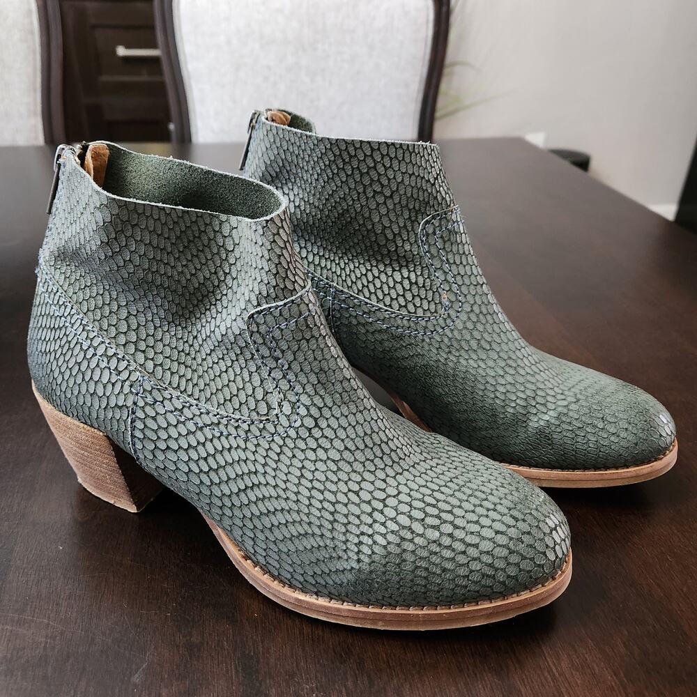 Seychelles Faux Snakeskin Leather Booties Size 7.5